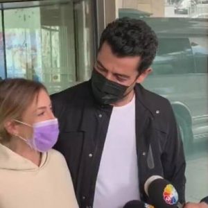 Oyuncu çift Sinem Kobal ve Kenan İmirzalıoğlu kızları Lalin’i kucaklarına