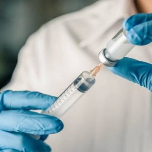Polonya’da öncelikli grupta yer almadıkları halde 18 ünlü isme erken