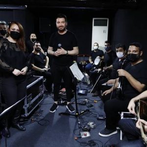 Murat Kurşun, çiftlikte çalışarak kazandığı parayı çalışamayan orkestra arkadaşları ile