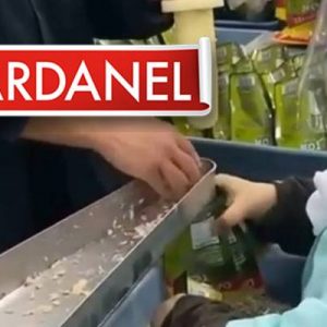 Konserve ton balığı üreticisi Dardanel’in paketleme tesislerinde kaydedilen görüntülerde eldiven