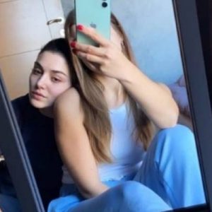 Sen Çal Kapımı’nın yıldızı Hande Erçel güzelliği ile göz doldurdu.