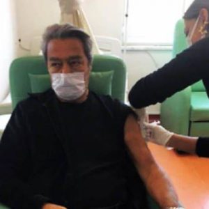 71 yaşındaki ünlü oyuncu Kadir İnanır koronavirüs aşısı olduğunu duyurdu.