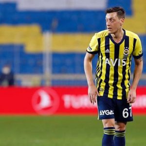 Fenerbahçe formasıyla ilk derbisine çıkan Mesut Özil, Galatasaray ile oynadıkları