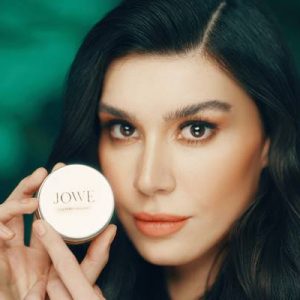 Jowe Kaş Şekillendirici’nin yeni reklam yüzü Burcu Kıratlı oldu. Kozmetik