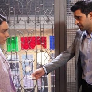 TRT1 ekranlarında yayınlanan başrollerinde Merve Dizdar, Ezgi Mola, Farah Zeynep