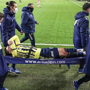 Fenerbahçe’de Mesut Özil, Antalyaspor maçının ikinci yarısında sakatlanarak oyundan çıktı.