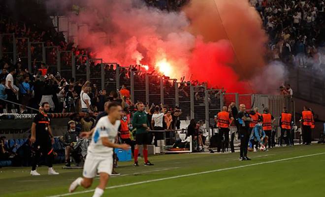 UEFA, Marsilya – Galatasaray maçında misafir tribününde yakılan meşalelerden sebebiyle