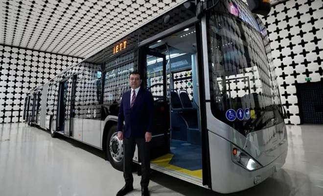 İstanbul’a alınacak yeni metrobüsleri Sakarya’daki fabrikada inceleyen İBB Başkanı İmamoğlu,