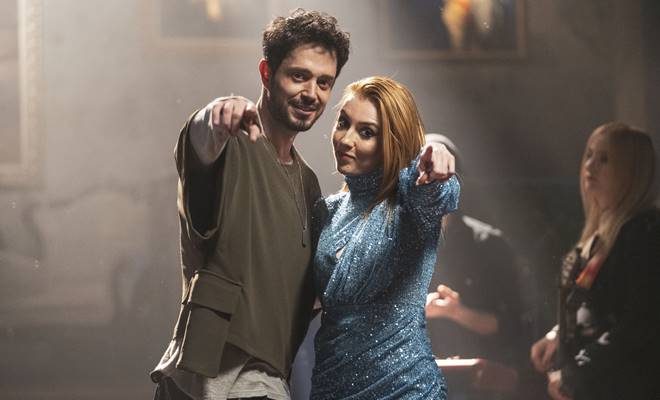 Murat Boz’un çıktığı an itibariyle müzik listelerinde ilk sıraya yerleşen,
