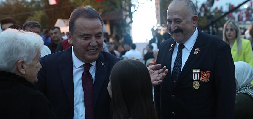 Antalya Büyükşehir Belediye Başkanı Muhittin Böcek, belediye personeli ile iftarda