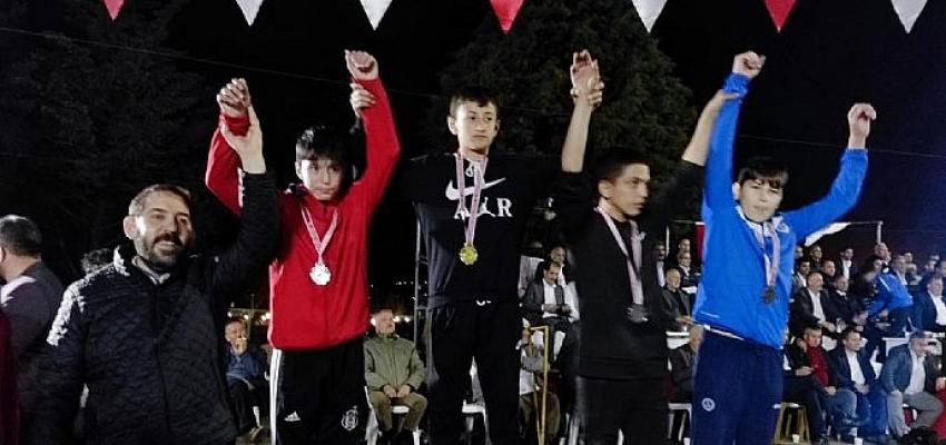 Büyükşehir Kağıtsporlu Güreşçiler Yalova’da yapılan güreşlerde 8 ayrı boyda kürsüye