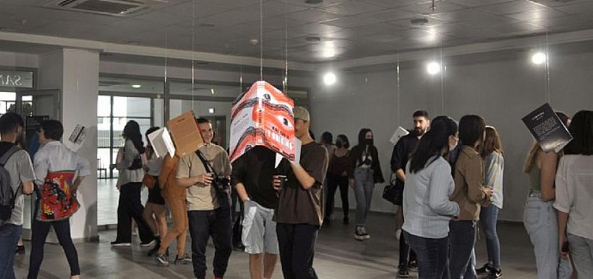 Ege Üniversitesinde (EÜ) Grafik Tasarım Atölyesi dersini alan öğrencilerin oluşturduğu