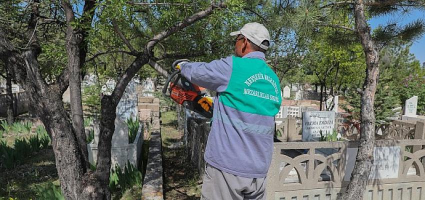 Nevşehir Belediyesi, yaz mevsimine girilmesi ve Ramazan Bayramı öncesi mezarlıklarda