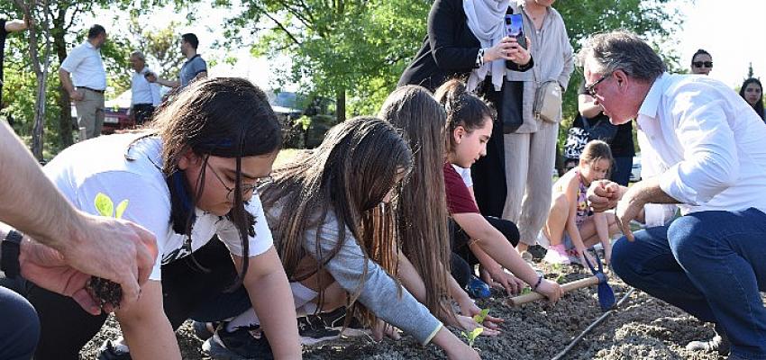 Lüleburgaz Belediyesi’nin serasında yetiştirdiği atalık tohumların toprakla buluşturulma etkinliğinde konuşan