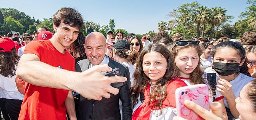 19 Mayıs öncesinde gençlerle bir araya geldi İzmir Büyükşehir Belediye