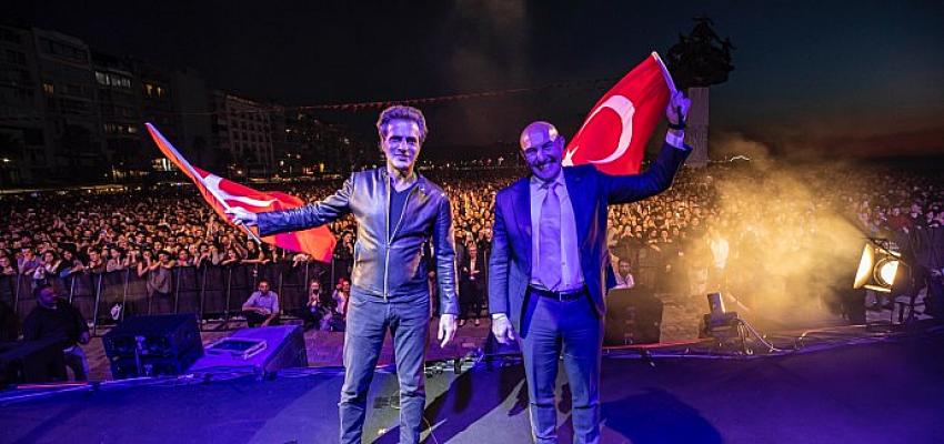 Binlerce İzmirli genç 350 metrelik Atatürk posterini taşıdı İzmir'de 19