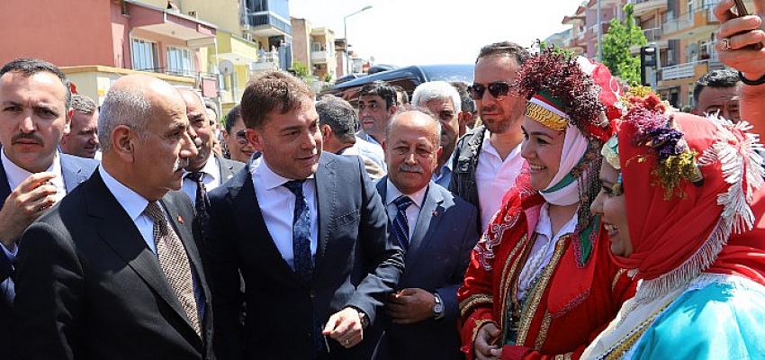 Türkiye’nin çiçekçilik merkezi olma yolunda ilerleyen Bayındır’da düzenlenen Uluslararası Bayındır