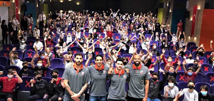 Sporu, öğrenciler için akademik başarıyla birleştirerek bir yaşam biçimi haline