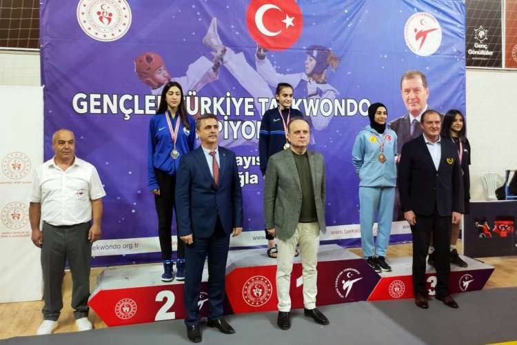 Bursa'da Osmangazi Belediyespor Taekwondo Takımı sporcularından Şevval Melek Kambur, Muğla’da