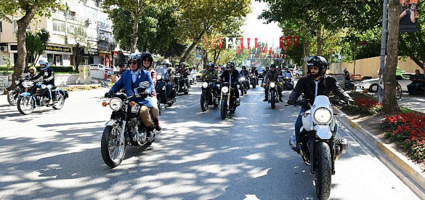 Dünya çapında şık giyimli binlerce klasik motosiklet severi bir araya