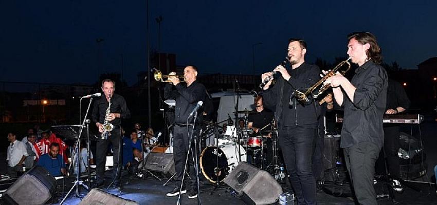 Çiğli'de Büyük Festivalin İlk Günü Tamamlandı Çiğli Belediyesi'nin ev sahipliğinde
