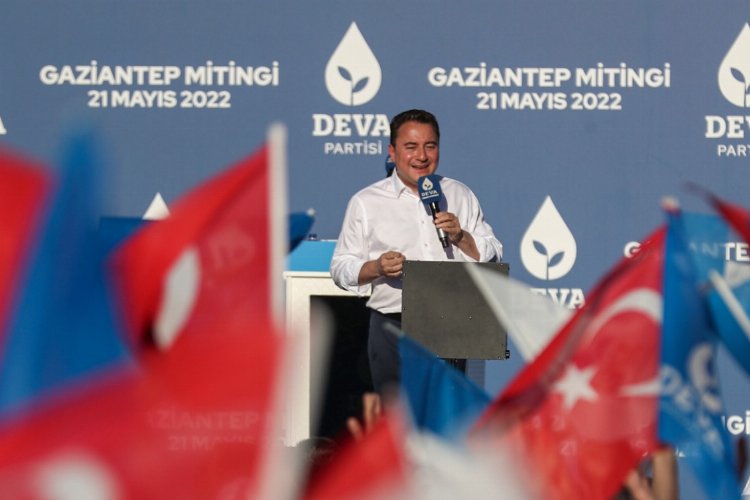 DEVA Partisi ilk mitingini Gaziantep’te düzenledi. Mitingde konuşan Babacan, cebinden
