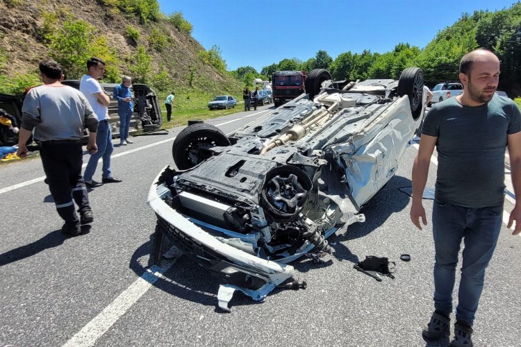 Düzce’den Akçakoca istikametine seyir halinde olan iki otomobilin karıştığı kazada