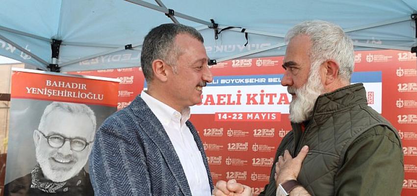 12. Kocaeli Kitap Fuarı’nda yazarlar, yayınevleri ve kitapseverlerle buluşan Başkan