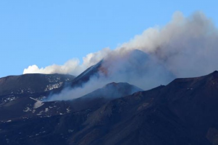 Dünyanın en aktif yanardağlarından olan Etna, bir kez daha faaliyete