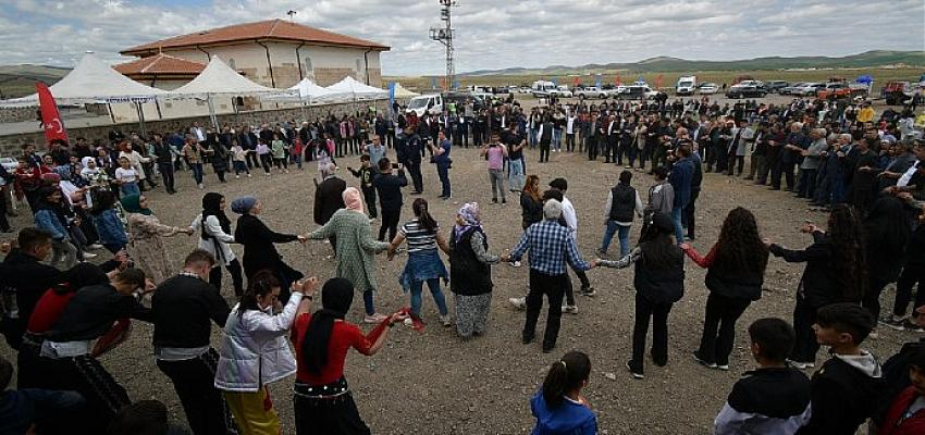 Haymana Belediyesi’nin düzenlediği Hıdırellez Şenliğine yoğun ilgi gösteren Haymanalılar türkülerle