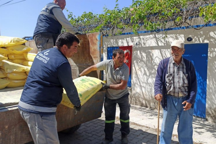 İzmir'in Güzelbahçe ilçesinde geçtiğimiz yıllarda çiftçiye, ‘Sarı Yapışkan Tuzağı’, ‘Bordo