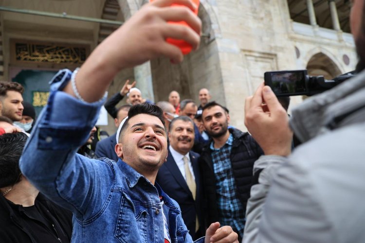 Sağlık Bakanı Fahrettin Koca, koronavirüs vaka sayısına dikkat çekerek, sosyal