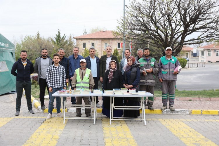 Nevşehir Belediyesi tarafından Ramazan Bayramı öncesinde mezarlık ziyaretlerini gerçekleştiren vatandaşlara