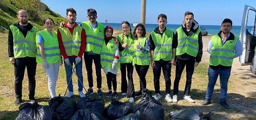 Sarısu sahilini temizleyen öğrenciler hem eğlendi hem de proje ödevlerini