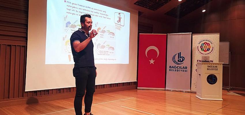 Fen Bilimleri Öğretmeni Aytekin Beşik, verdiği konferansta DNA moleküllerinden kansere