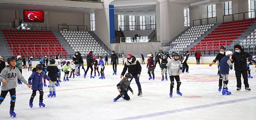 19 Mayıs’ta Zeytinburnu Buz Pisti’ni ziyaret eden tüm gençler, kısa