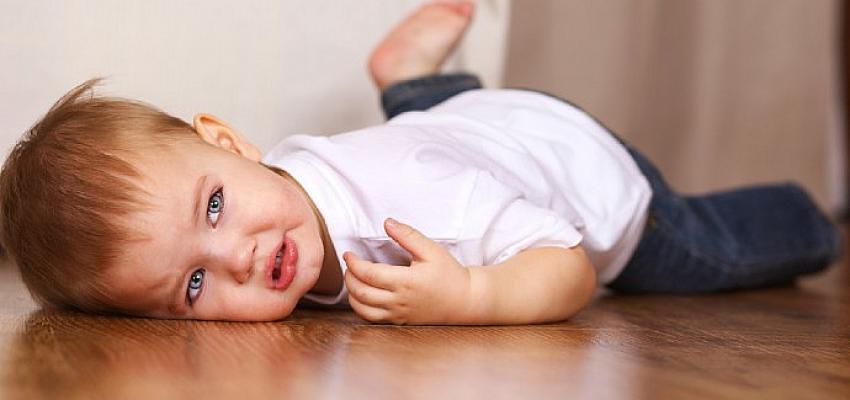 Aniden oluşan öfke patlamaları, kendi dediğini yaptırma konusunda inatlaşmalar, her