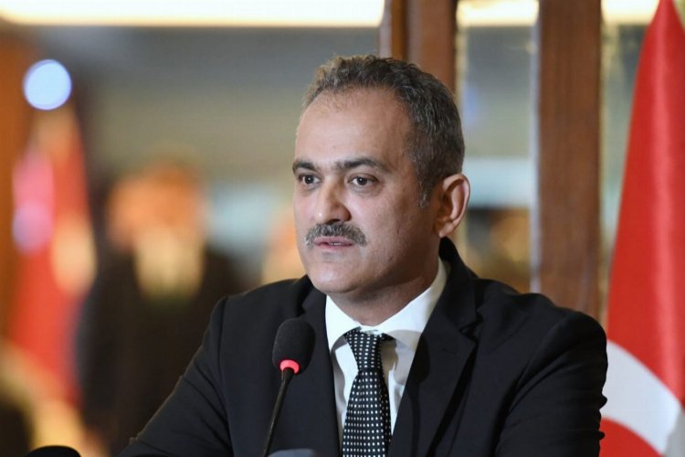 Millî Eğitim Bakanı Mahmut Özer, 12. sınıf öğrencilerinin devamsızlıktan bırakılmayacağını,