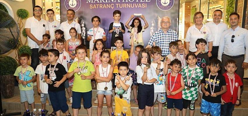 Burhaniye “Yaza Merhaba Satranç Turnuvası” İskele Marina Otel’de gerçekleştirildi. 8