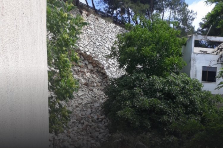 Bursa'da son yağışlarda hasar gören Gemlik'in Orhaniye Mahallesi Çevre Yolu'ndaki