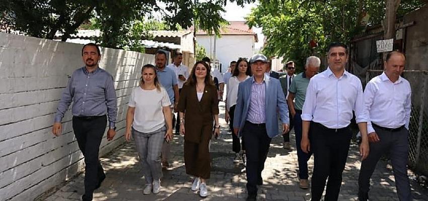 CHP heyeti Menderes'te esnafla bir araya gelerek taleplerini ve isteklerini