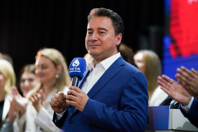 DEVA Partisi Genel Başkanı Ali Babacan, İzmir’de partisinin Karabağlar ilçe