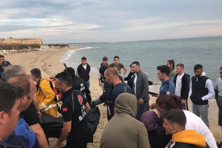 Edirne'nin Enez ilçesinde boğulma tehlikesi geçiren 5 arkadaştan biri kurtarılamadı.