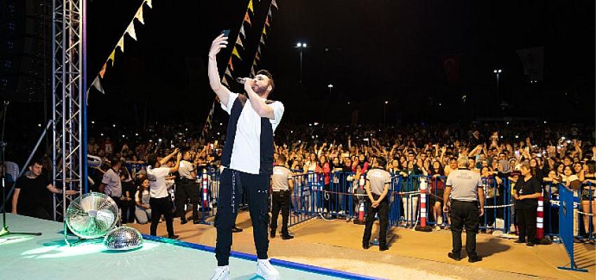 Konya'da Emre Kaya izdihamı Besteleri ve usta yorumu kadar hayranlarına