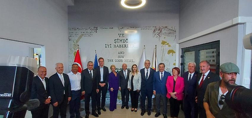İzmir Gazeteciler Cemiyeti ve İzmir Büyükşehir Belediyesi'nin işbirliğiyle kurulan 'Uluslararası