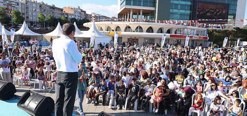 Zeytinburnu'nda karne sevinci Zeytinburnu Belediyesi’nin düzenlediği “Karne Şenliği” ile kutlandı.