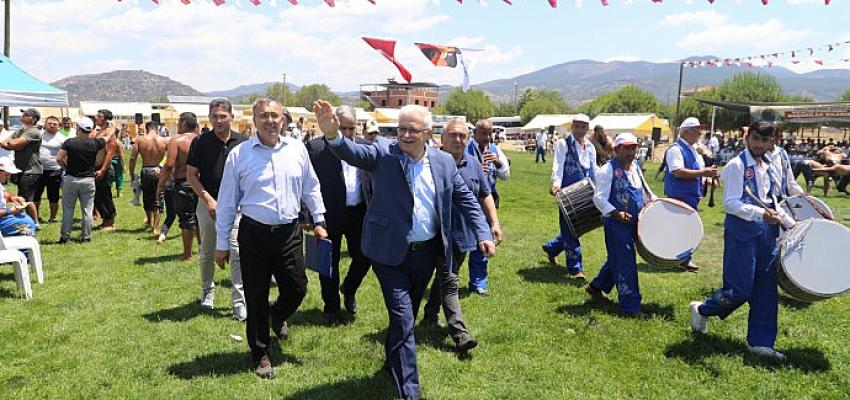 7. Geleneksel Burhaniye Kızıklı Yağlı Pehlivan Güreşlerinde Türkiye’nin ünlü pehlivanları