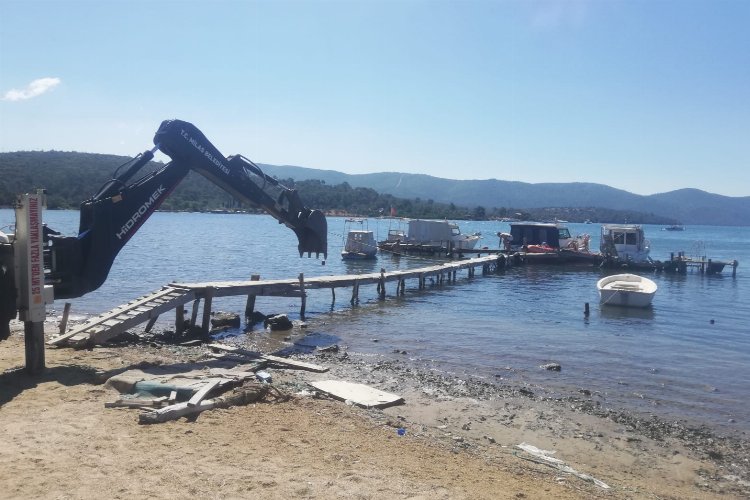 Muğla Milas'ta kaçak olarak yapılan iskele Milas Belediyesi'ne bağlı ekiplerce