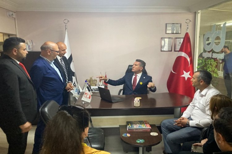 Türkiye Değişim Partisi (TDP) Genel Başkanı Mustafa Sarıgül bir takım