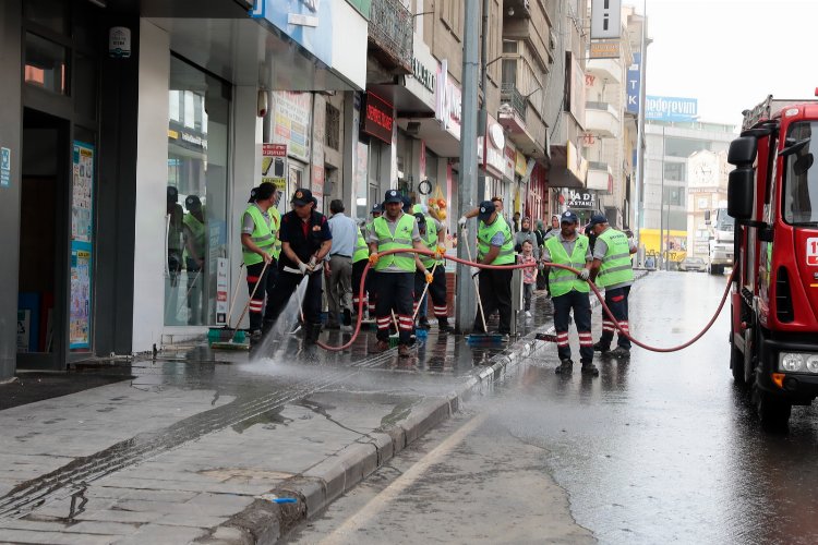 Nevşehir Belediyesi ekipleri, Suriye üzerinden gelen toz taşınımı nedeniyle tozla